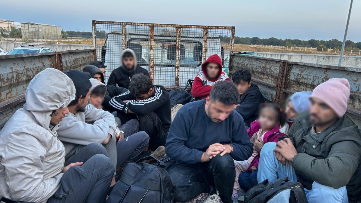 Kırklareli’de polisten kaçan kamyonetten 13 kaçak göçmen çıktı